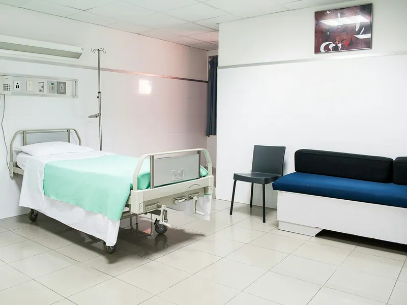 Phòng khám riêng với giường khám và ghế cho người nhà