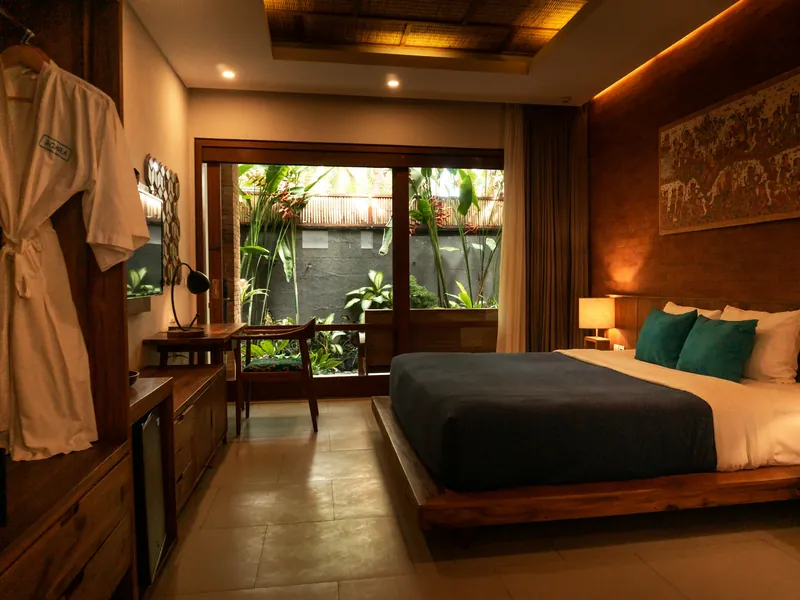 Phòng ngủ gỗ mở ra vườn cây và hồ nước nội khu